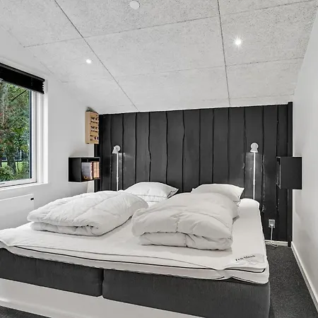 In With 2 Bedrooms *